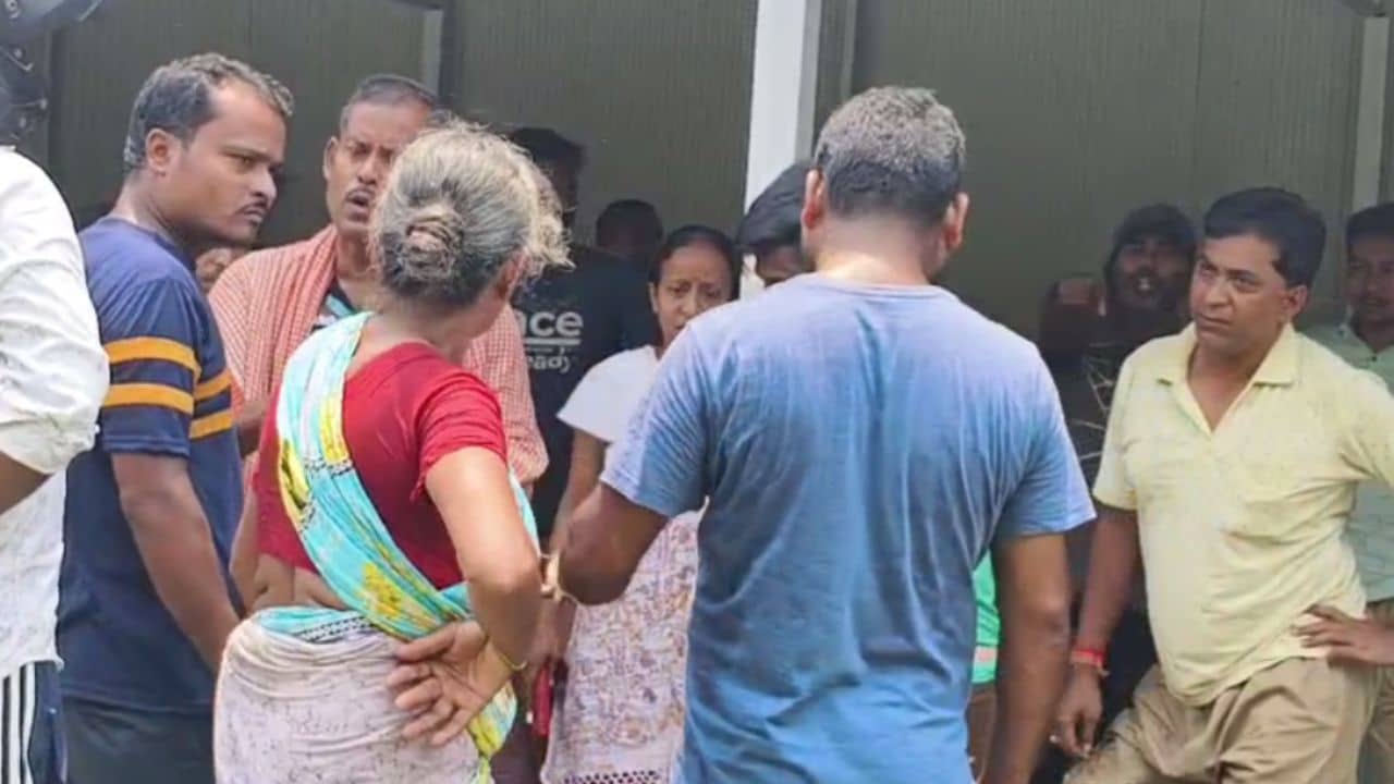 Hooghly: নাবালিকাকে যৌন হেনস্থার অভিযোগ, চ্যালা কাঠ দিয়ে অভিযুক্তকে বেদম মার