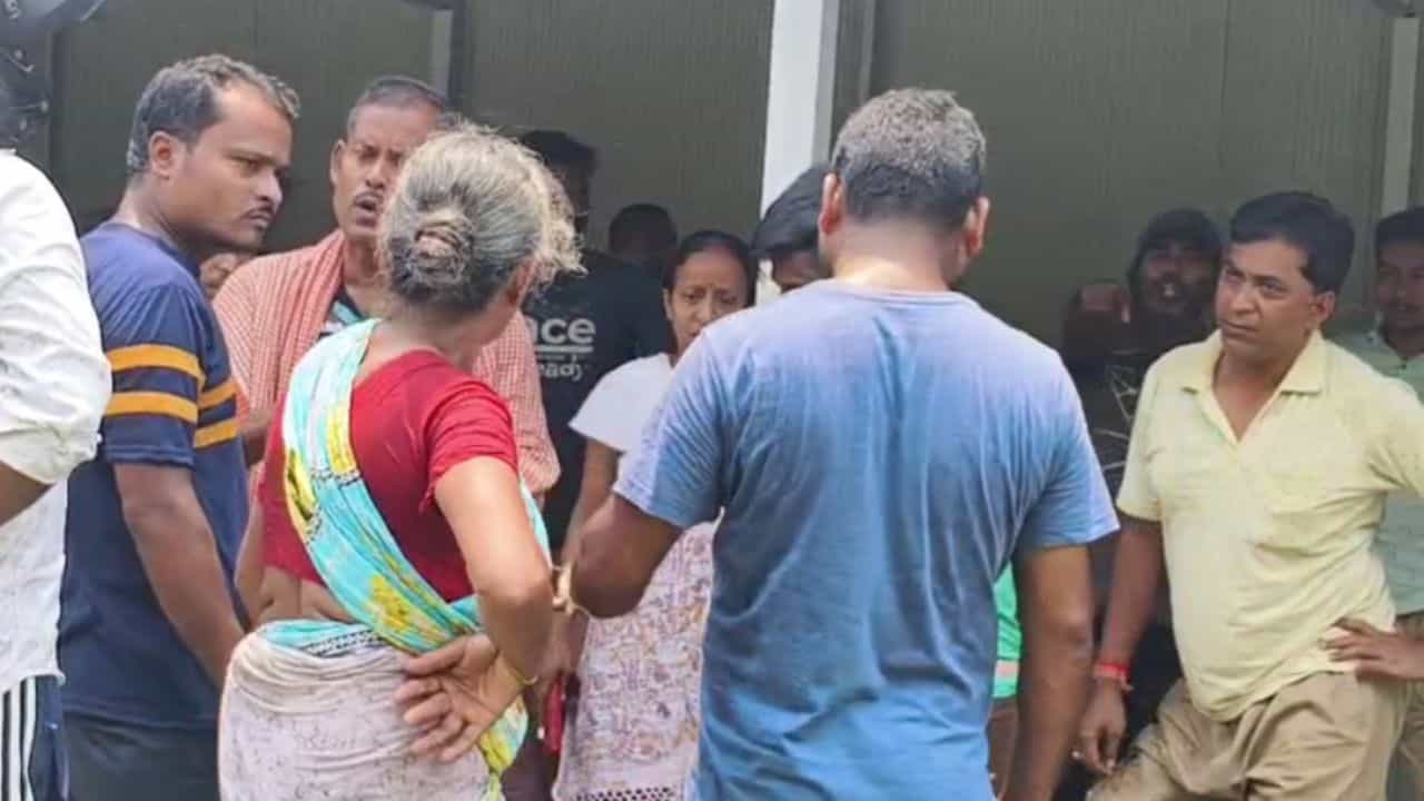Hooghly: নাবালিকাকে যৌন হেনস্থার অভিযোগ, চ্যালা কাঠ দিয়ে অভিযুক্তকে বেদম মার Hooghly: নাবালিকাকে যৌন হেনস্থার অভিযোগ, চ্যালা কাঠ দিয়ে অভিযুক্তকে বেদম মার