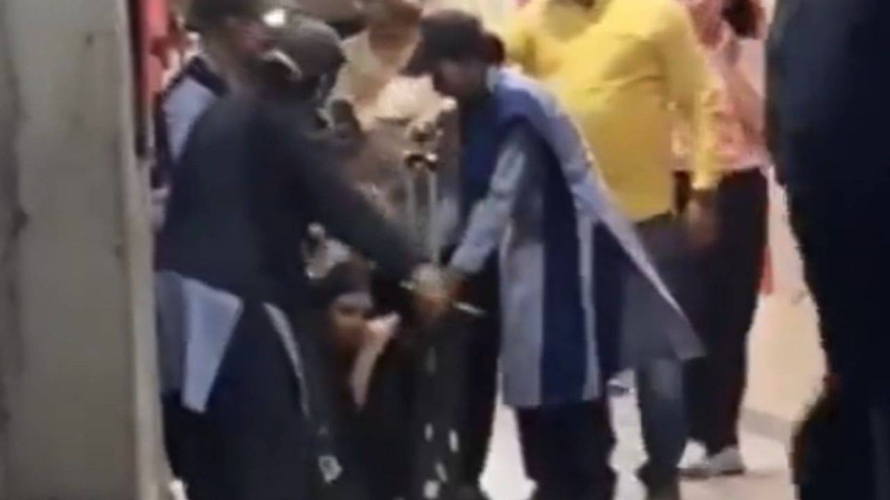 VIDEO: প্রাইভেট সময় কাটাতে চাই, প্রেমিকাকে ট্রলিব্যাগে ভরে গটগটিয়ে বয়েজ হস্টেলে ঢুকছিল যুবক, একটা ভুলেই ভেস্তে গেল প্ল্যান