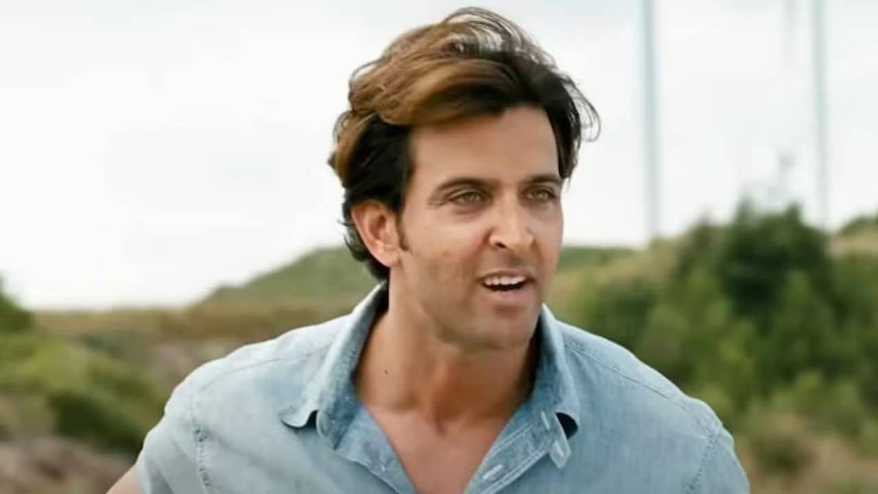 ১.২ লাখ টাকায় হৃতিক দর্শন! টিকিট কেটে লাইনে দাঁড়ানোর পর অনুরাগীর সঙ্গে যা ঘটল তা মারাত্মক