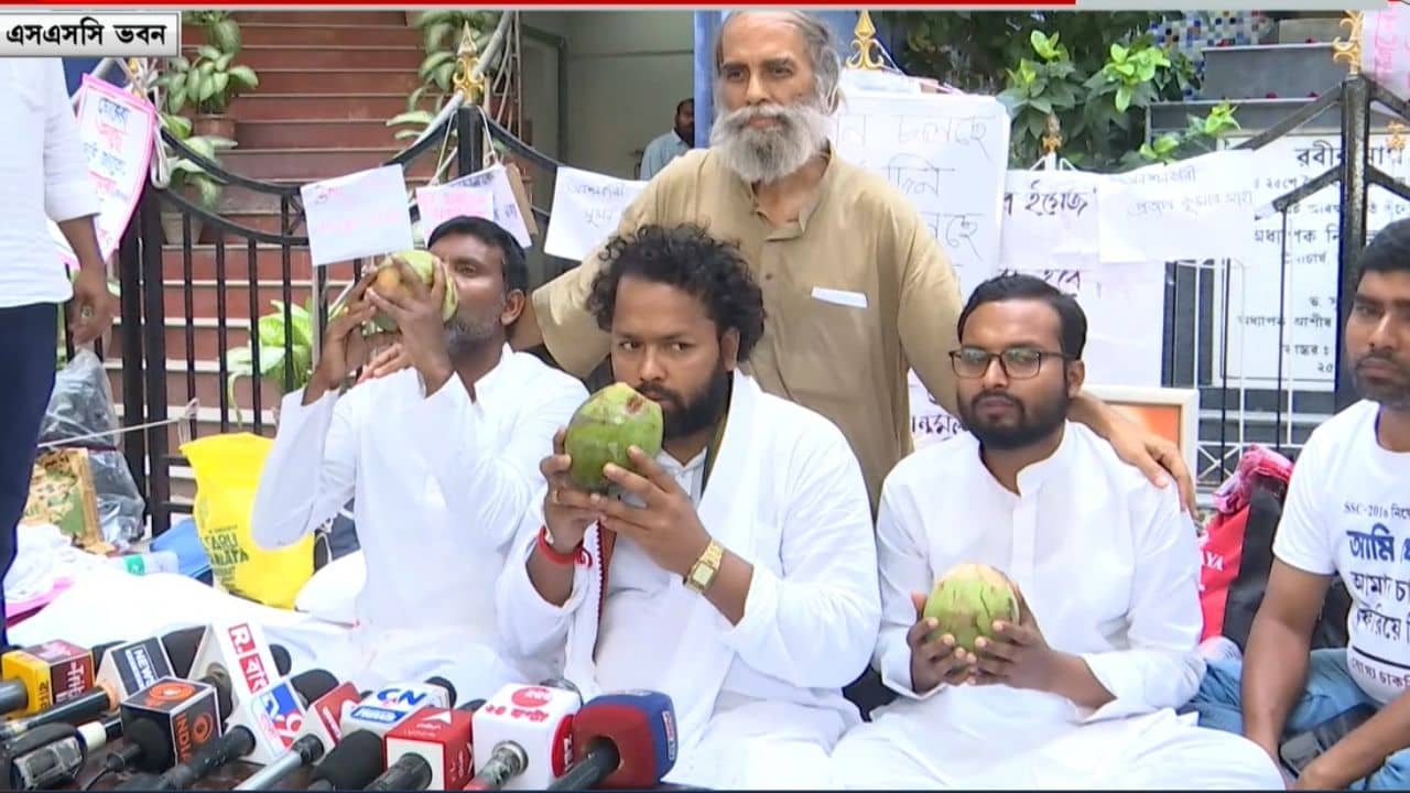 Sacked Teacher: স্বাস্থ্যের কথা ভেবে ৪ দিনের মাথায় অনশন প্রত্যাহার তিন চাকরিহারা শিক্ষকের