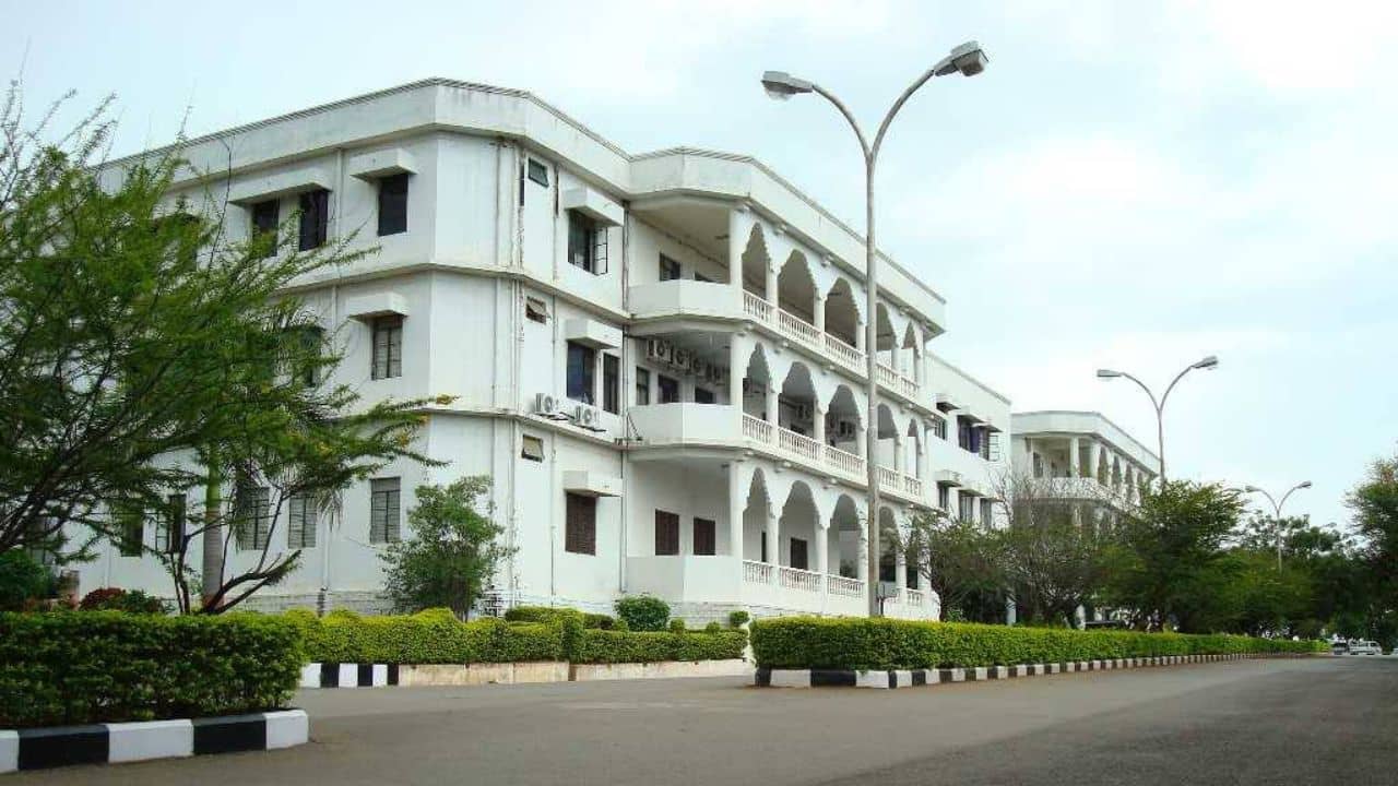 অনান্য শিক্ষা প্রতিষ্ঠানকে বলে বলে গোল দিচ্ছে দেশের এই প্রতিষ্ঠান!