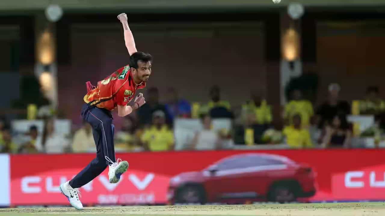Yuzvendra Chahal Hat-Trick: আইপিএলের ১৮তম সংস্করণে অবশেষে হ্যাটট্রিক! যুজবেন্দ্র চাহালের ট্রেডমার্ক সেলিব্রেশন Yuzvendra Chahal Hat-Trick: আইপিএলের ১৮তম সংস্করণে অবশেষে হ্যাটট্রিক! যুজবেন্দ্র চাহালের ট্রেডমার্ক সেলিব্রেশন