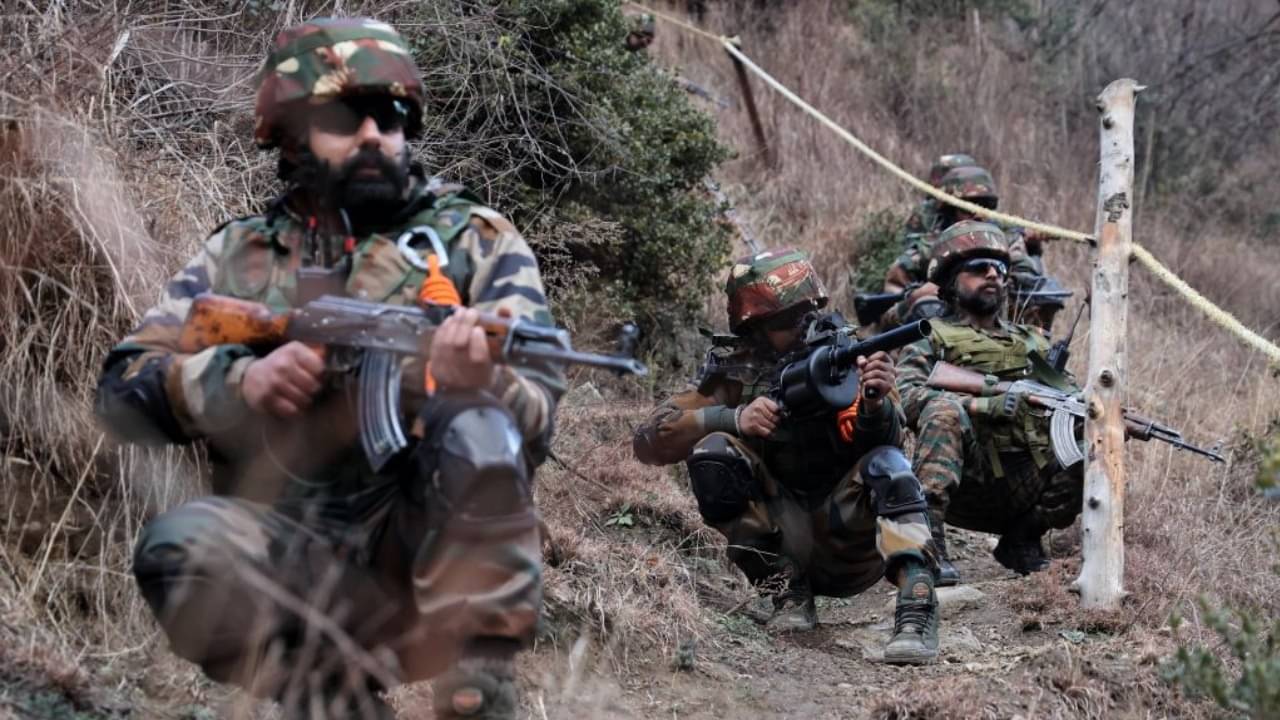 Indian Army: কাশ্মীরে বড় পদক্ষেপ সরকারের, দরদর করে ঘামছে পাকিস্তান! চাপের মুখে সীমান্তে ল্যাজে-গোবরে অবস্থা পাক সেনার