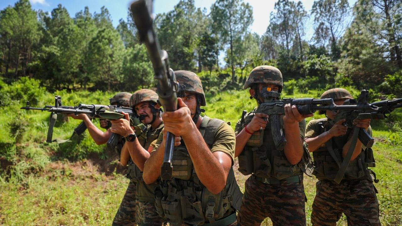 ঘিরে ফেলেছে চারিদিক থেকে, পাহাড়ি জঙ্গল দিয়ে পা টিপে টিপে এগোচ্ছে ২৪ হাজার বাহিনী! কী হবে...