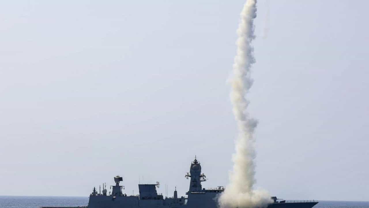 Indian Navy Fires: 'প্রস্তুত ভারত...', বলেই আরব সাগর থেকে ব্রহ্মস ছুড়ল নৌসেনা, পড়ল কোথায়? Indian Navy Fires: 'প্রস্তুত ভারত...', বলেই আরব সাগর থেকে ব্রহ্মস ছুড়ল নৌসেনা, পড়ল কোথায়?