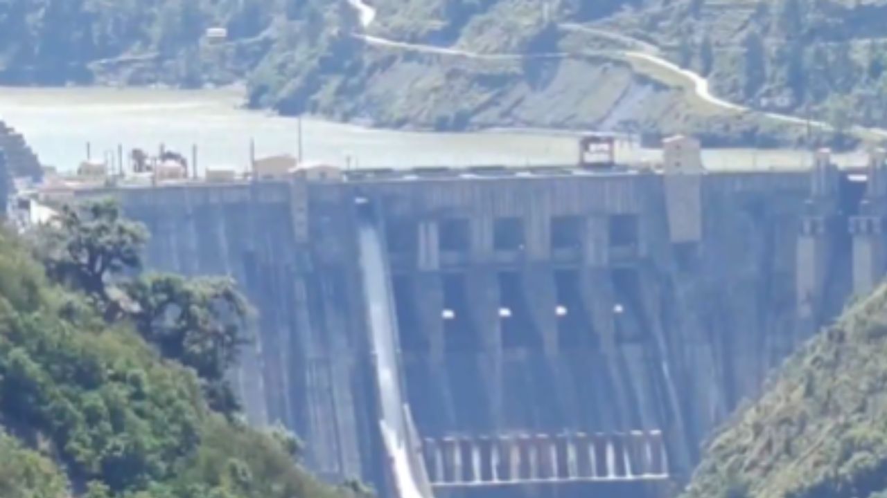 Indus Water Treaty Suspension Video: ভদ্রলোকের এক কথা, চেনাবের জল আটকাল ভারত! দেখুন সেই মুহূর্তের ভিডিয়ো Indus Water Treaty Suspension Video: ভদ্রলোকের এক কথা, চেনাবের জল আটকাল ভারত! দেখুন সেই মুহূর্তের ভিডিয়ো