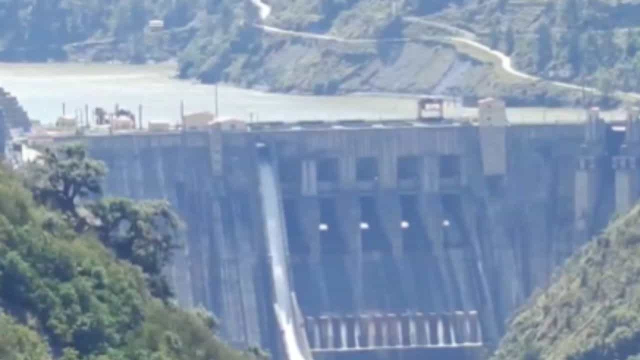 Indus Water Treaty Suspension Video: ভদ্রলোকের এক কথা, চেনাবের জল আটকাল ভারত! দেখুন সেই মুহূর্তের ভিডিয়ো Indus Water Treaty Suspension Video: ভদ্রলোকের এক কথা, চেনাবের জল আটকাল ভারত! দেখুন সেই মুহূর্তের ভিডিয়ো