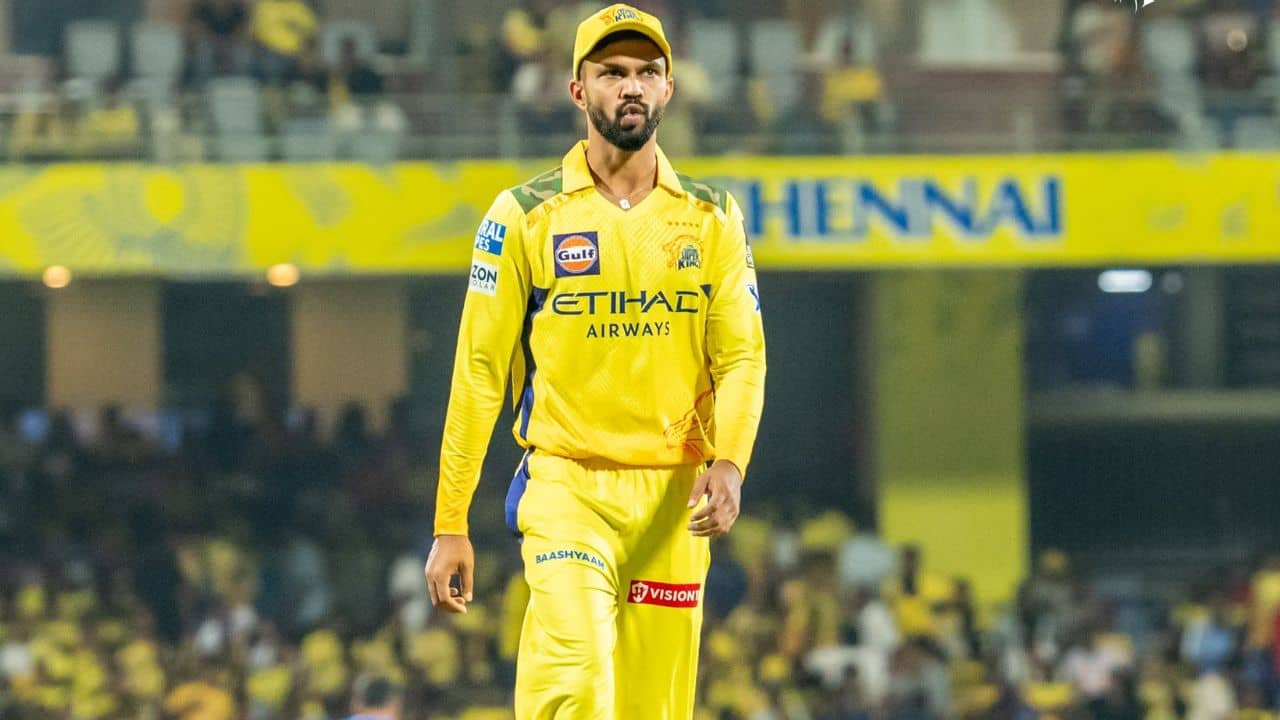 Ruturaj Gaikwad: ফুটবলে মজে ঋতুরাজ, ভিডিয়ো ভাইরাল হতেই নেটিজ়েনদের প্রশ্ন, জোর করে বসানো হল ঋতুকে?