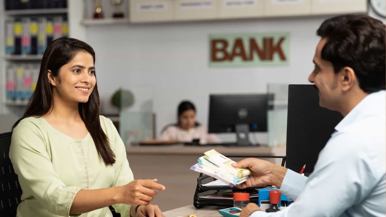 RBI-র সিদ্ধান্তের বড় প্রভাব, EMI কমে গেল এই দুই ব্যাঙ্কের গ্রাহকদের RBI-র সিদ্ধান্তের বড় প্রভাব, EMI কমে গেল এই দুই ব্যাঙ্কের গ্রাহকদের