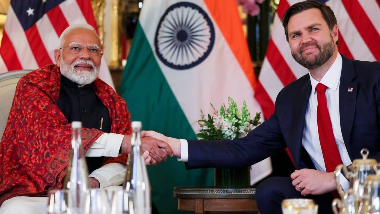 JD Vance India Visit: ট্রাম্পের শুল্ক-যুদ্ধের মাঝেই ভারত সফরে আসছেন তাঁর নম্বর ২, নয়া মোড় নেবে সম্পর্ক?