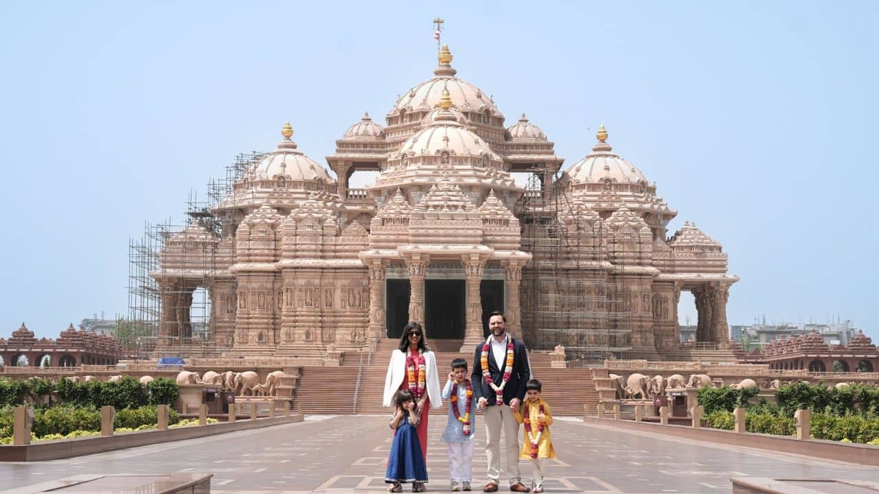 JD Vance India Visit: অক্ষরধাম মন্দিরে গিয়ে মুগ্ধ জেডি ভান্স, কুর্তা-আনারকলিতে ভারতীয়ই হয়ে উঠল তাঁর সন্তানরা