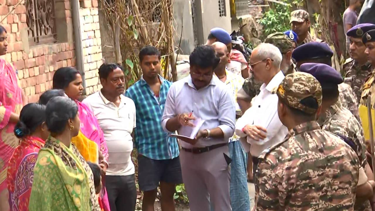 Murshidabad Unrest: কতজন এসেছিল, কিভাবে জোড়া খুন! জাফরাবাদে হরগোবিন্দ-চন্দনের বাড়ি এসে সবটা জেনে গেল জাতীয় মানবাধিকার কমিশন