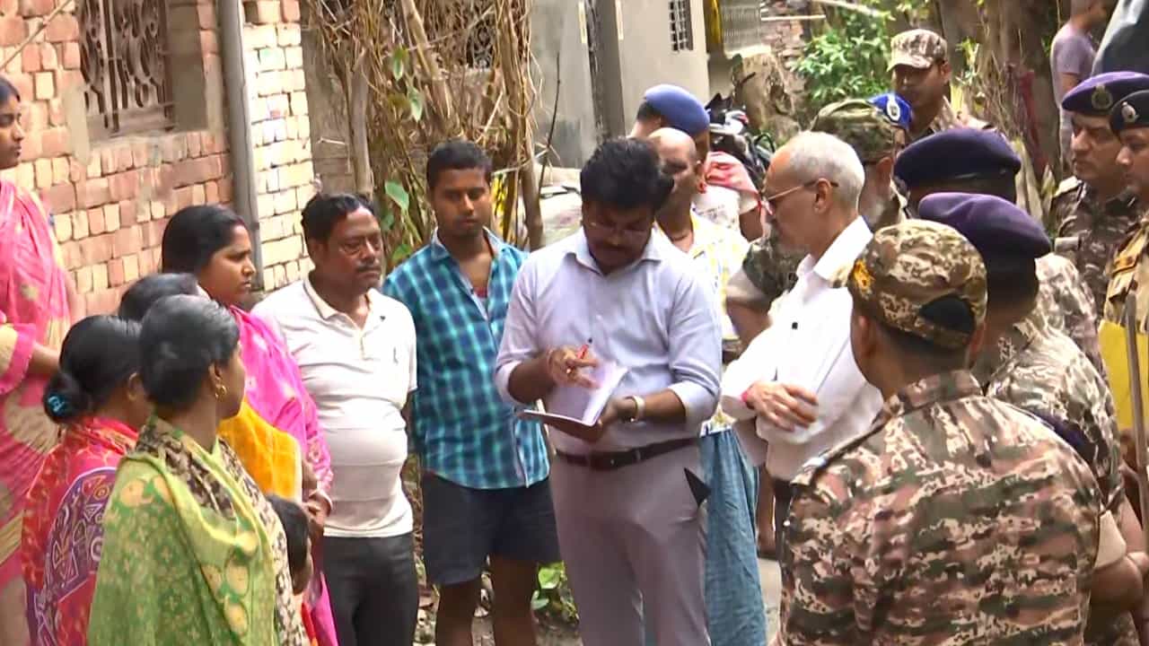Murshidabad Unrest: কতজন এসেছিল, কিভাবে জোড়া খুন! জাফরাবাদে হরগোবিন্দ-চন্দনের বাড়ি এসে সবটা জেনে গেল জাতীয় মানবাধিকার কমিশন Murshidabad Unrest: কতজন এসেছিল, কিভাবে জোড়া খুন! জাফরাবাদে হরগোবিন্দ-চন্দনের বাড়ি এসে সবটা জেনে গেল জাতীয় মানবাধিকার কমিশন