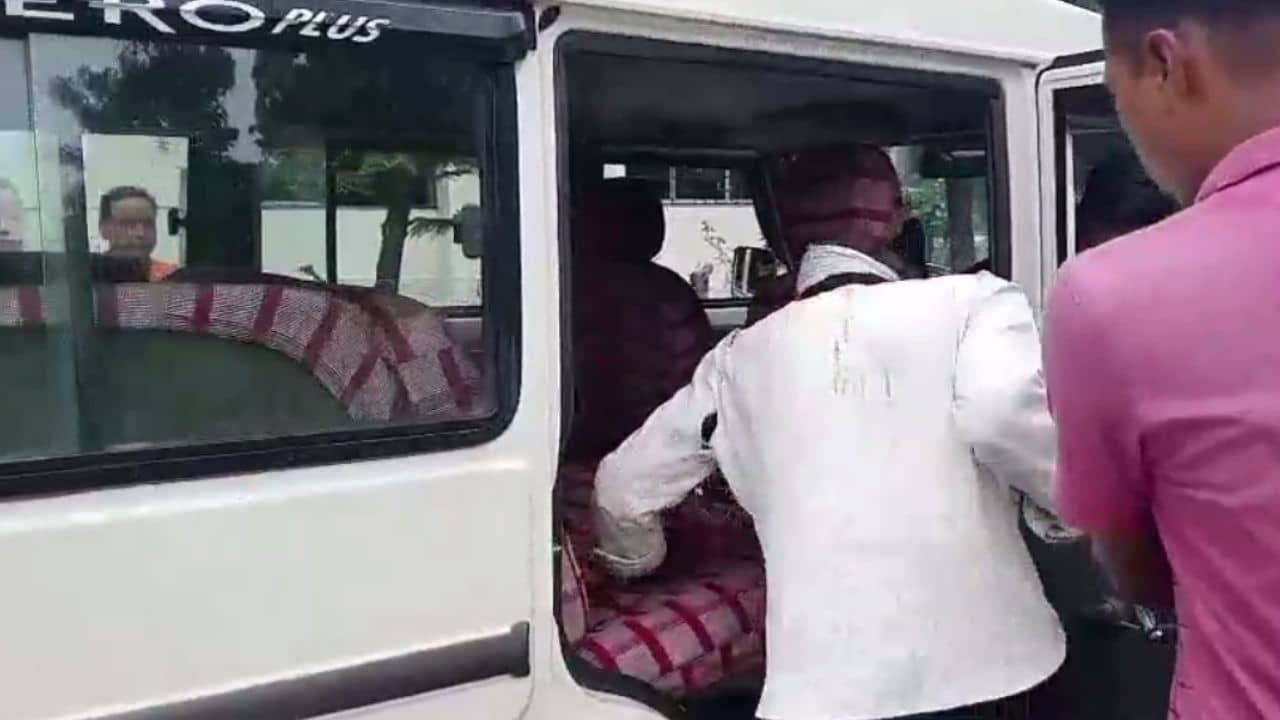 Jalpaiguri: খাবারের লোভ দেখিয়েই....নাবালিকাকেও ছাড়ল না দাদু