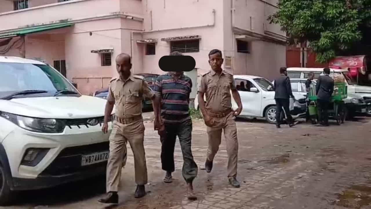 Jalpaiguri: নাবালিকাকে ধর্ষণ, পরবর্তীতে গর্ভবতী হয়ে পড়ে সে, দাদুর বন্ধুকে ২৫ বছরের সাজা দিল কোর্ট Jalpaiguri: নাবালিকাকে ধর্ষণ, পরবর্তীতে গর্ভবতী হয়ে পড়ে সে, দাদুর বন্ধুকে ২৫ বছরের সাজা দিল কোর্ট