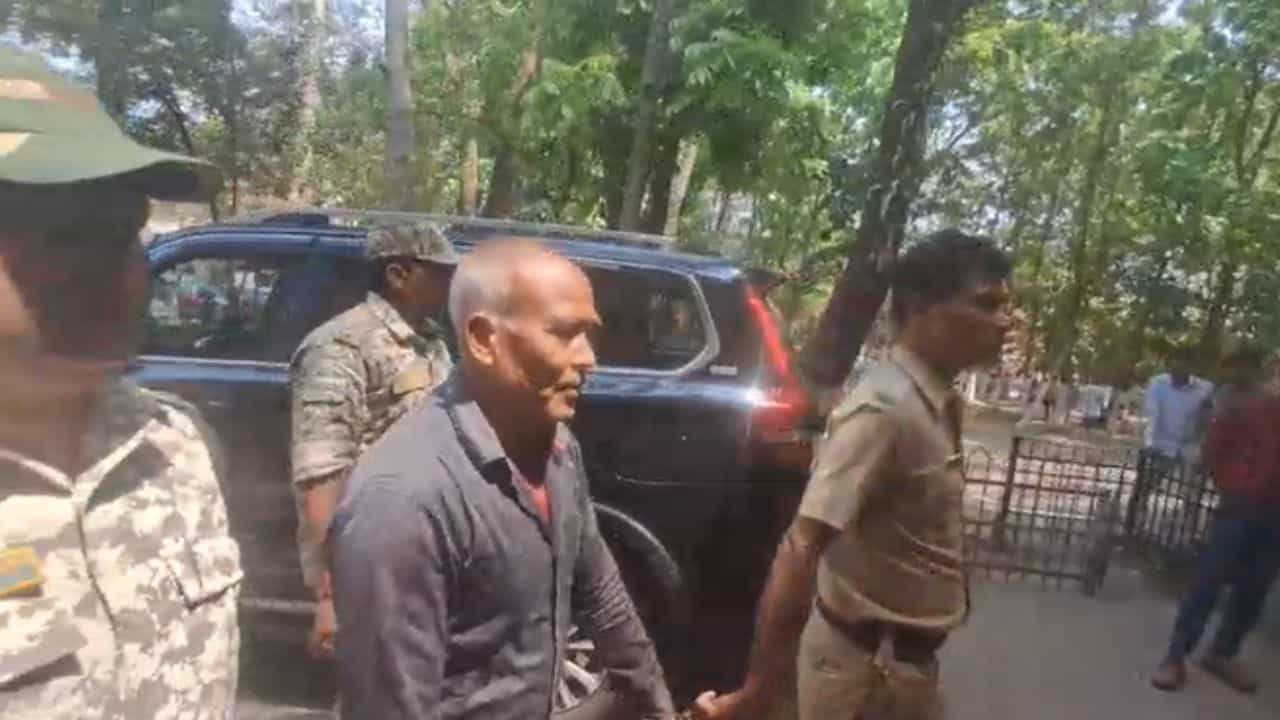 Jalpaiguri: ৬ বছরের নাবালিকাকে যৌন নির্যাতন, 'কাকু'কে ২০ বছরের সশ্রম কারাদণ্ডের নির্দেশ Jalpaiguri: ৬ বছরের নাবালিকাকে যৌন নির্যাতন, 'কাকু'কে ২০ বছরের সশ্রম কারাদণ্ডের নির্দেশ