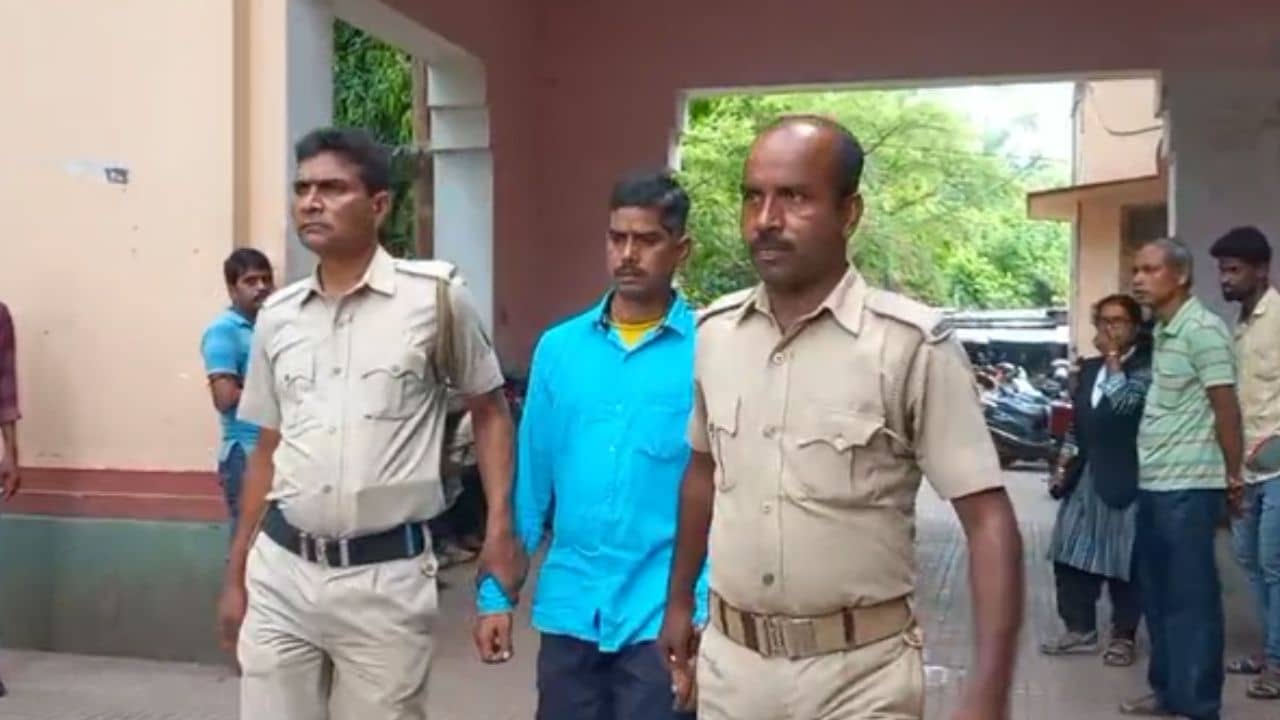 Jalpaiguri: নাবালক ছেলের সামনে স্ত্রীকে কুপিয়ে খুন, ফাঁসির সাজা আদালতের