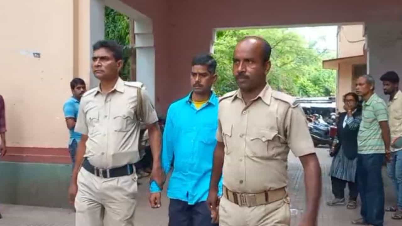 Jalpaiguri: নাবালক ছেলের সামনে স্ত্রীকে কুপিয়ে খুন, ফাঁসির সাজা আদালতের Jalpaiguri: নাবালক ছেলের সামনে স্ত্রীকে কুপিয়ে খুন, ফাঁসির সাজা আদালতের