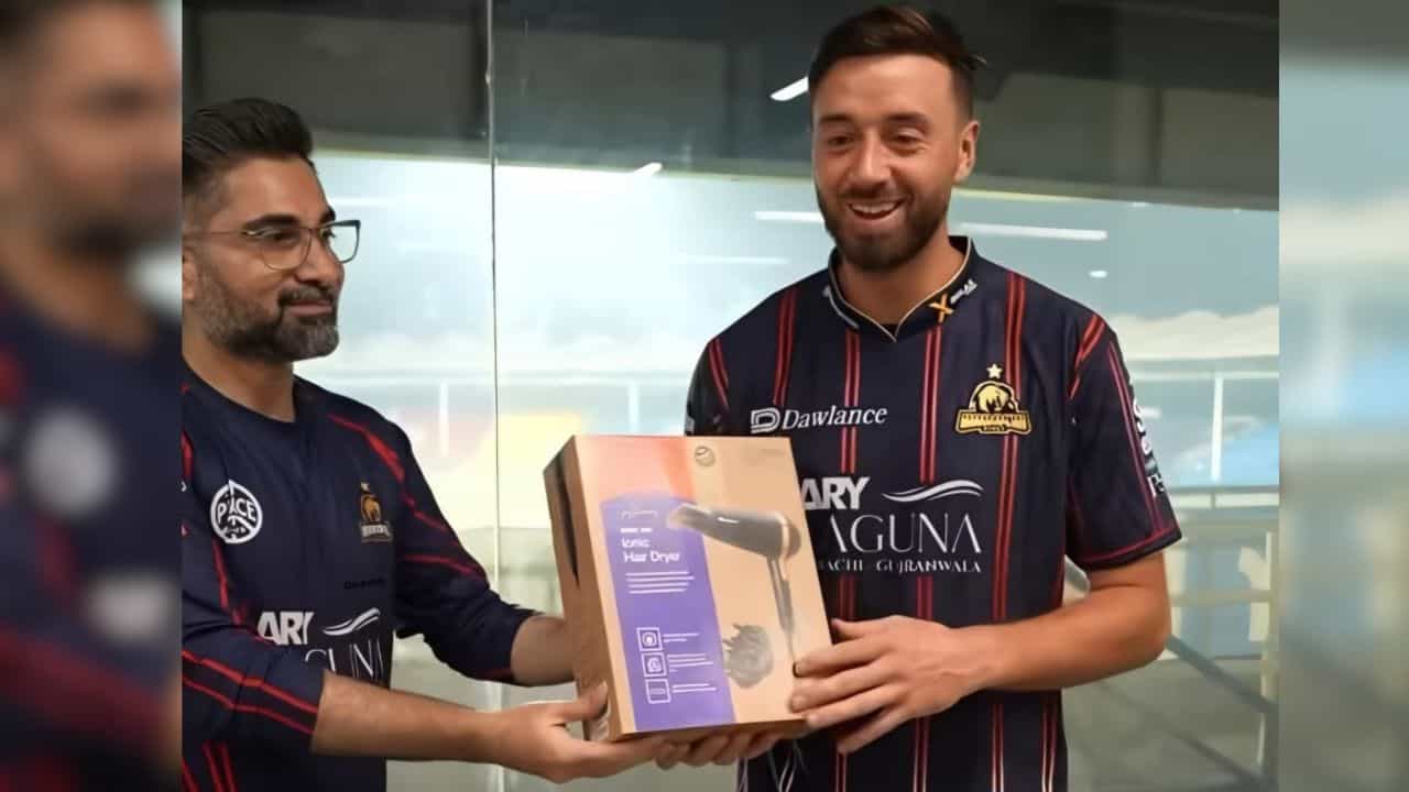 Pakistan Cricket, PSL: ক্রিকেট নাকি পার্লার? পিএসএলে সেঞ্চুরি করে হেয়ার ড্রায়ার পেলেন ক্রিকেটার! Pakistan Cricket, PSL: ক্রিকেট নাকি পার্লার? পিএসএলে সেঞ্চুরি করে হেয়ার ড্রায়ার পেলেন ক্রিকেটার!