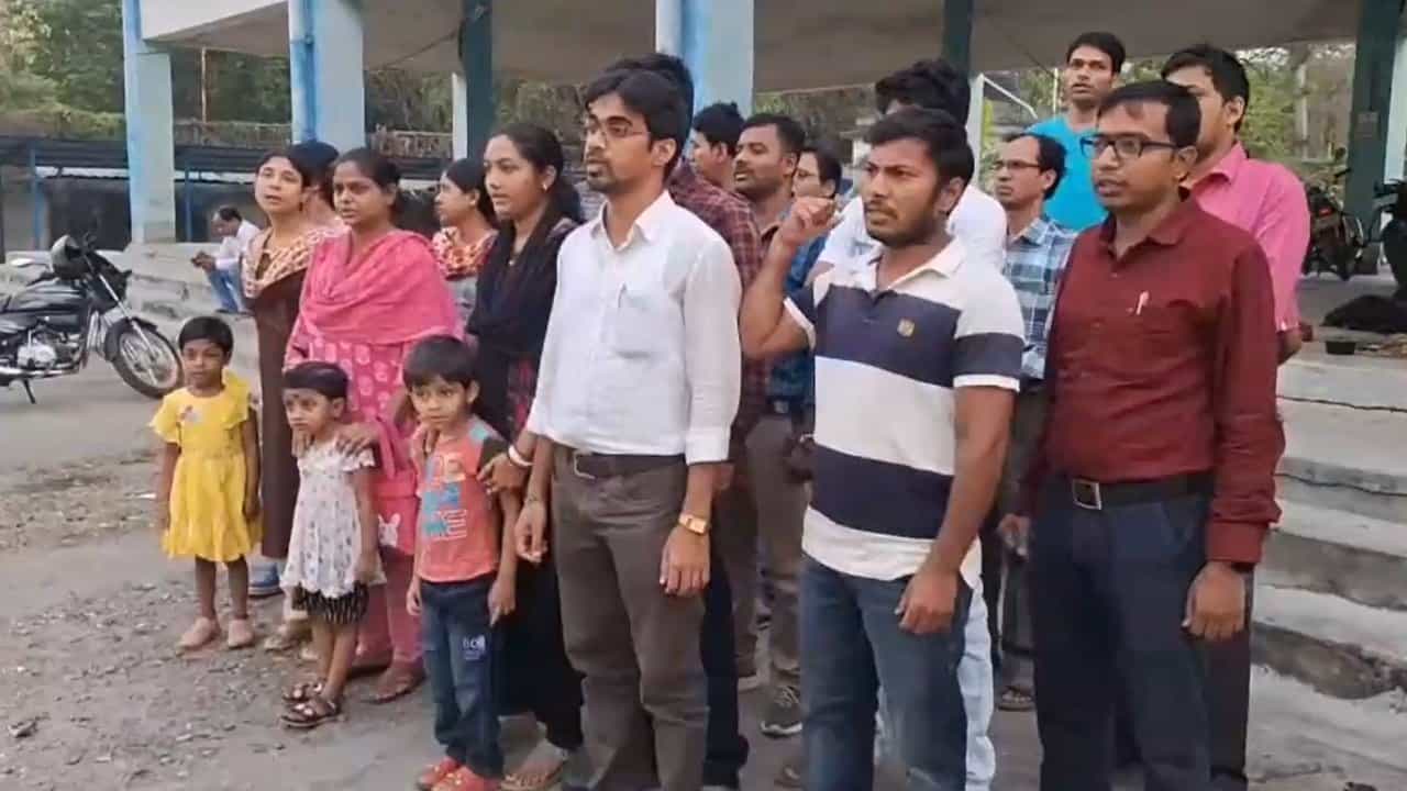 Recruitment Case: ‘হয় চাকরি ফিরিয়ে দিন, না হয় স্বেচ্ছামৃত্যুর অনুমতি দিন’ পরিবারের সদস্যদের সঙ্গে নিয়েই ক্ষোভে ফেটে পড়লেন চাকরিহারারা Recruitment Case: ‘হয় চাকরি ফিরিয়ে দিন, না হয় স্বেচ্ছামৃত্যুর অনুমতি দিন’ পরিবারের সদস্যদের সঙ্গে নিয়েই ক্ষোভে ফেটে পড়লেন চাকরিহারারা