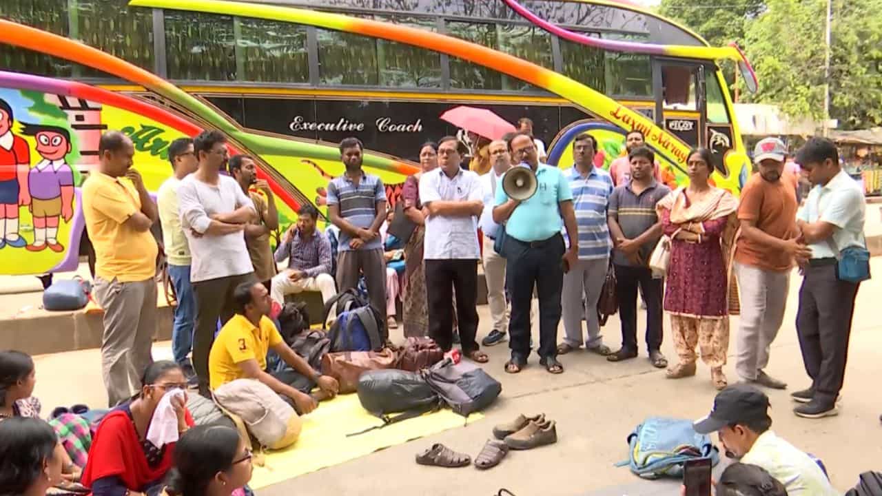Sacked Teacher Protest: আরও 'ঝাঁঝ' বাড়াচ্ছেন চাকরিহারারা, এবার নিলেন বিরাট সিদ্ধান্ত Sacked Teacher Protest: আরও 'ঝাঁঝ' বাড়াচ্ছেন চাকরিহারারা, এবার নিলেন বিরাট সিদ্ধান্ত