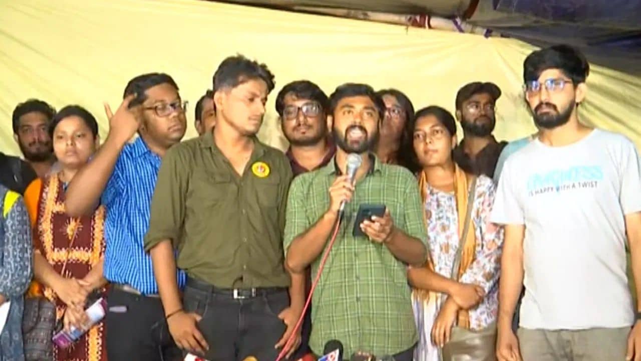 WBJDF: অনুদান নয়ছয়ের মামলা খারিজ আদালতের, প্যাঁচে ফেলার চেষ্টা নিয়ে ফুঁসে উঠলেন জুনিয়র ডাক্তাররা