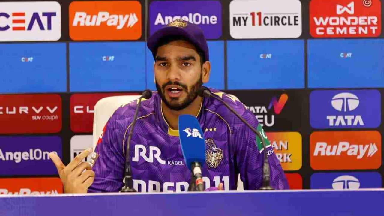 IPL 2025, KKR: প্রাইস ট্যাগ শুনে হেসে ফেললেন ভেঙ্কটেশ আইয়ার, কতটা চাপে রাহানের ডেপুটি?
