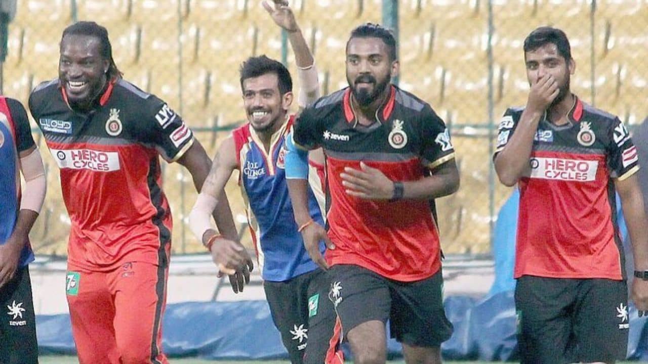 KL Rahul: প্ল্যাকার্ড দেখা গিয়েছিল চিন্নাস্বামী স্টেডিয়ামে, ফিরছেন অন্য জার্সিতে