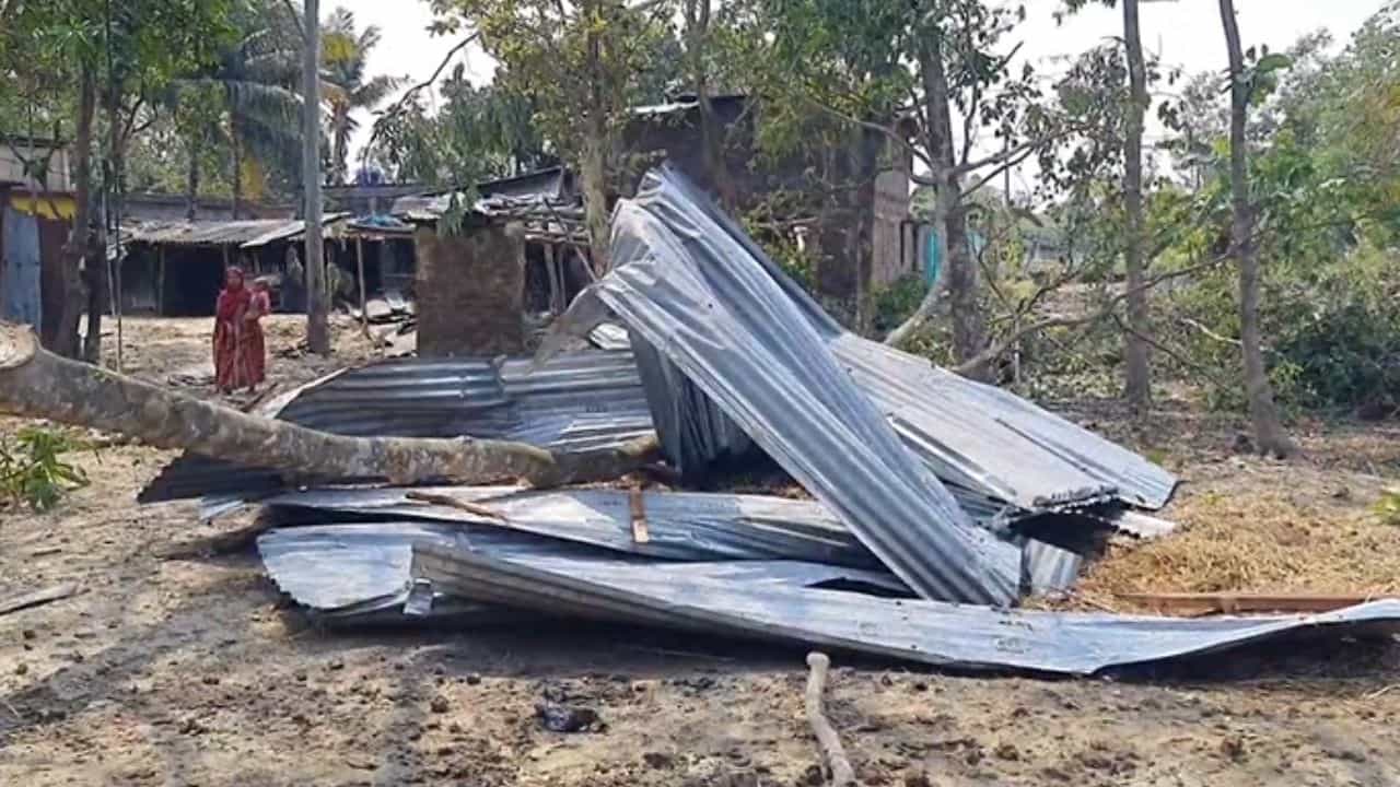 Kalbaisakhi: কালবৈশাখীতে এক লহমায় লণ্ডভণ্ড গঙ্গারামপুরের বিস্তীর্ণ অংশ Kalbaisakhi: কালবৈশাখীতে এক লহমায় লণ্ডভণ্ড গঙ্গারামপুরের বিস্তীর্ণ অংশ