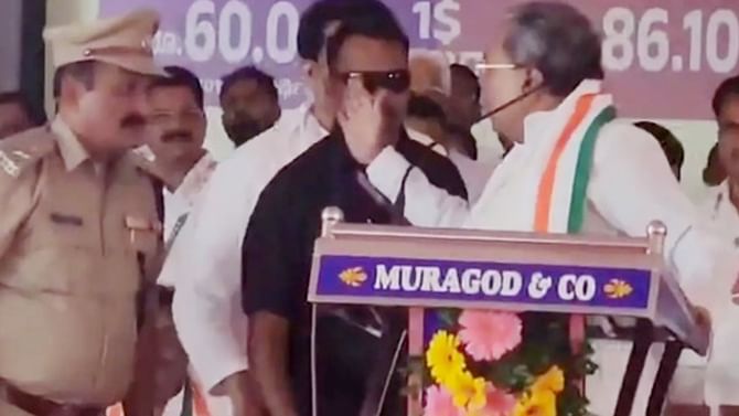 মঞ্চে মেজাজ হারালেন, পুলিশকর্তাকে 'চড়' মারতে হাত তুললেন সিদ্দারামাইয়া