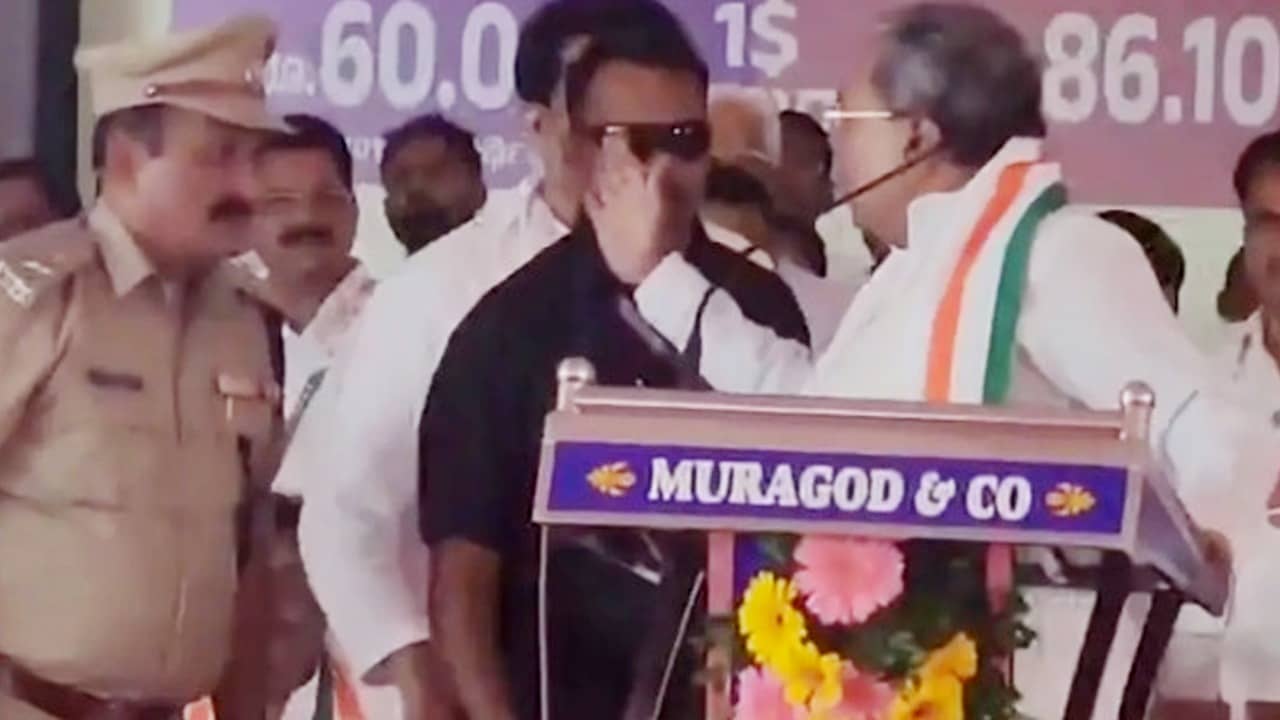 Karnataka CM: মঞ্চেই মেজাজ হারালেন, পুলিশকর্তাকে চড় মারতে হাত তুললেন মুখ্যমন্ত্রী সিদ্দারামাইয়া