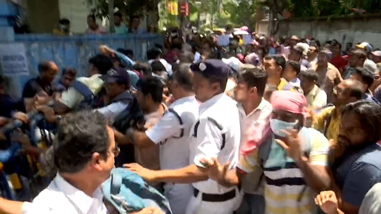 SSC Protest: পেটে লাথি-পিঠে লাঠির পর চাকরিহারাদের বিরুদ্ধে জোড়া মামলা