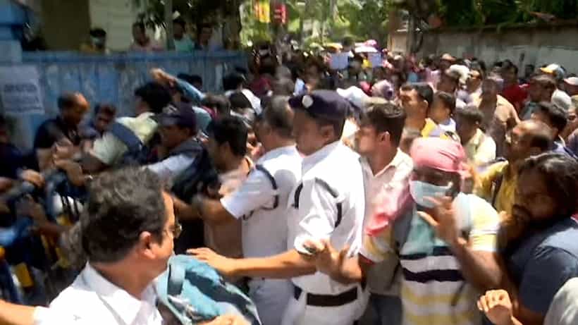 SSC Protest: পেটে লাথি-পিঠে লাঠির পর চাকরিহারাদের বিরুদ্ধে জোড়া মামলা