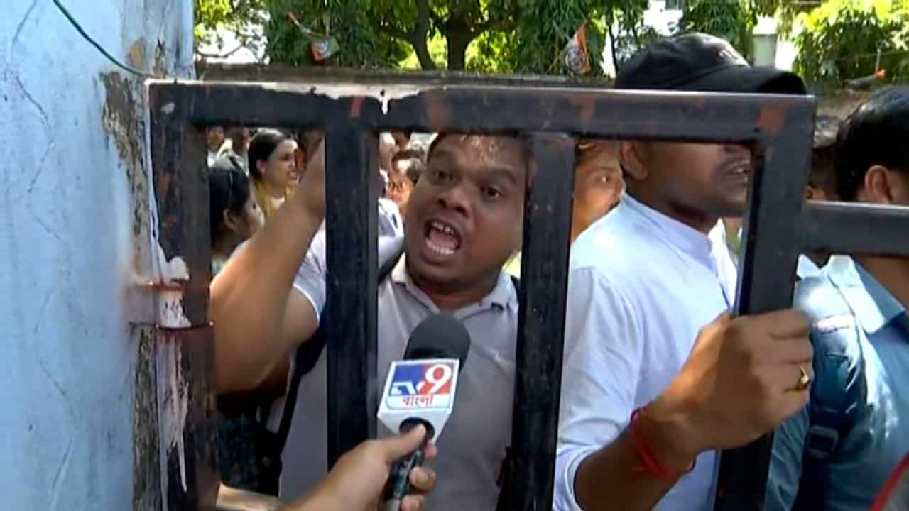 Sacked Teacher: 'লিখে দিলাম, এই সরকার আমরাই টেনে নামাব', এবার রণহুঙ্কার ছাড়লেন চাকরিহারারা Sacked Teacher: 'লিখে দিলাম, এই সরকার আমরাই টেনে নামাব', এবার রণহুঙ্কার ছাড়লেন চাকরিহারারা
