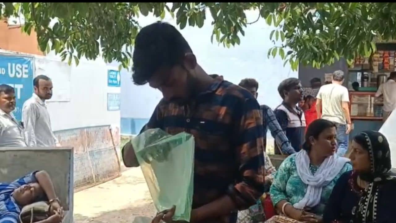 Katwa: চিকিৎসায় গাফিলতিতে এক শিশু মৃত্যুর অভিযোগ কাটোয়া হাসপাতালে