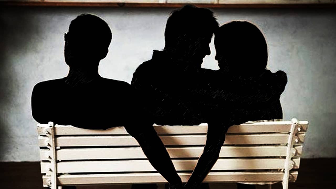 দাদার সঙ্গে চুটিয়ে প্রেম করে ভাইকে চুমু খাওয়ার প্রস্তাব নায়িকার! গোটা কাণ্ড হাঁ হয়ে দেখল ইন্ডাস্ট্রি