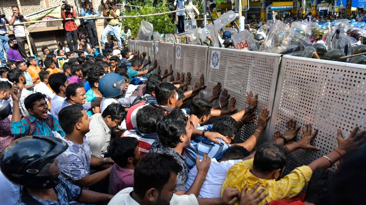 Lalbazar: শহরে মিটিং-মিছিলে লালবাজারের কড়া ‘কন্ট্রোল’, আবেদন করলেই আর নয় অনুমতি