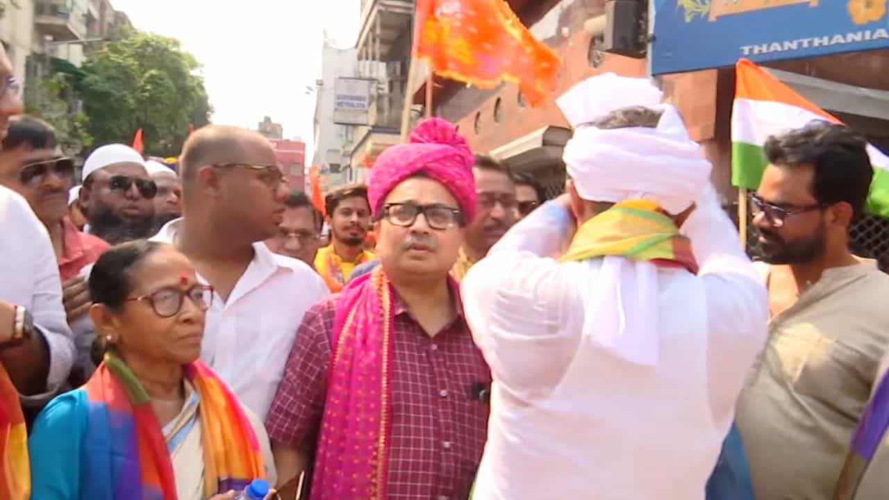 Kunal Ghosh: গোলাপি পাগড়ি পরে সংখ্যালঘুদের সঙ্গে নিয়ে রাম-নবমীর শোভাযাত্রায় হাঁটালেন কুণাল Kunal Ghosh: গোলাপি পাগড়ি পরে সংখ্যালঘুদের সঙ্গে নিয়ে রাম-নবমীর শোভাযাত্রায় হাঁটালেন কুণাল