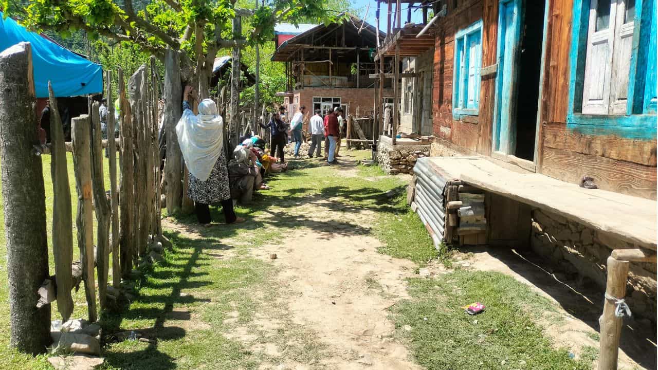 J&K Terror Attack: ফের নিশানায় নিরীহরা, কুপওয়ারায় বাড়ি ঢুকে এক ব্যক্তিকে গুলি করে খুন করল জঙ্গিরা J&K Terror Attack: ফের নিশানায় নিরীহরা, কুপওয়ারায় বাড়ি ঢুকে এক ব্যক্তিকে গুলি করে খুন করল জঙ্গিরা