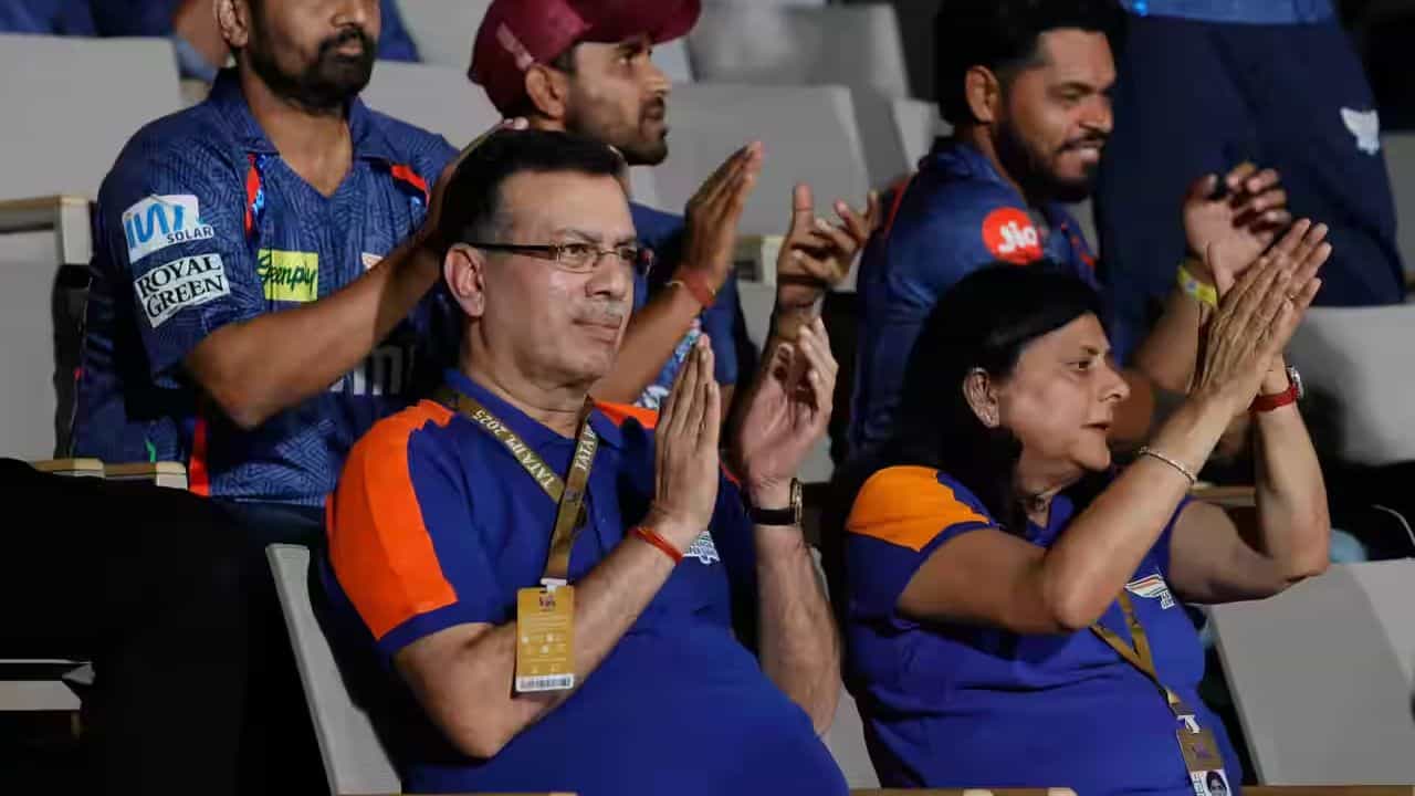 Sanjiv Goenka: LSG মালিক সঞ্জীব গোয়েঙ্কার প্রার্থনায় হল কাজ! কার ছবিতে প্রণাম করলেন পন্থদের 'বস'? Sanjiv Goenka: LSG মালিক সঞ্জীব গোয়েঙ্কার প্রার্থনায় হল কাজ! কার ছবিতে প্রণাম করলেন পন্থদের 'বস'?