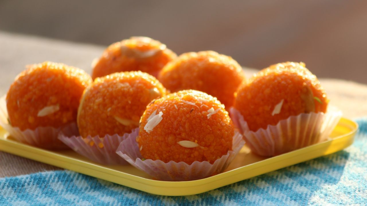 মাত্র ৫ মিনিটেই তৈরি হবে সুস্বাদু লাড্ডু, একবার খেলে বার বার খেতে চাইবেন মাত্র ৫ মিনিটেই তৈরি হবে সুস্বাদু লাড্ডু, একবার খেলে বার বার খেতে চাইবেন