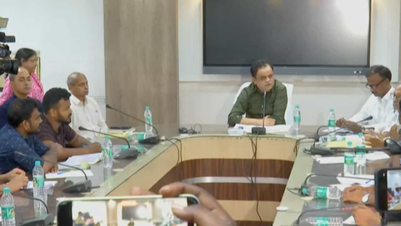Bratya Basu Meeting LIVE: যোগ্য-অযোগ্যদের লিস্ট প্রকাশ করবে SSC, বৈঠকে বড় আশ্বাস শিক্ষামন্ত্রীর Bratya Basu Meeting LIVE: যোগ্য-অযোগ্যদের লিস্ট প্রকাশ করবে SSC, বৈঠকে বড় আশ্বাস শিক্ষামন্ত্রীর