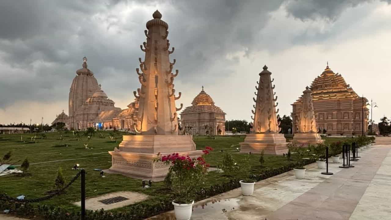 দিঘার জগন্নাথ মন্দিরের শেষ মুহূর্তের প্রস্তুতি নিয়ে বুধবারই নবান্নে বৈঠক করেন রাজ্যের মুখ্যমন্ত্রী মমতা বন্দ্যোপাধ্যায়। এরপরই জগন্নাথ মন্দির উদ্বোধনের প্রস্তুতি খতিয়ে দেখতে গেলেন রাজ্যের বিদ্যুৎমন্ত্রী অরূপ বিশ্বাস। বিদ্যুতের যাবতীয় পরিকাঠামো ও সঠিক সুরক্ষা আছে কি না, তা খতিয়ে দেখলেন মন্ত্রী।