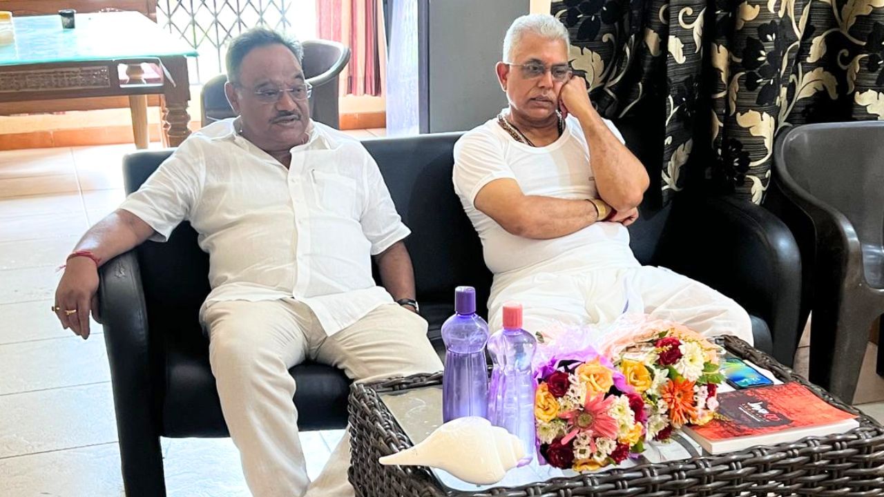 Samik Bhattacharya: পুরোনোদের সামনে বসার সুযোগ করে দিতে হবে, দিলীপের 'চেয়ার বিতর্কে'র পর পুরনোদের নিয়ে সাবধানী শমীক Samik Bhattacharya: পুরোনোদের সামনে বসার সুযোগ করে দিতে হবে, দিলীপের 'চেয়ার বিতর্কে'র পর পুরনোদের নিয়ে সাবধানী শমীক