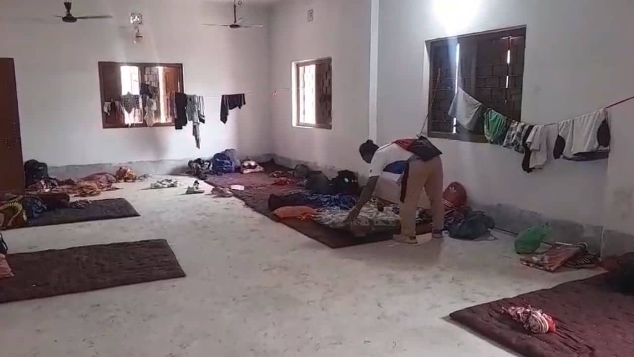 Malda School: হোটেল নয়, এটা সরকারি স্কুল! ডিআই-এর নির্দেশে বন্ধ সব ক্লাস