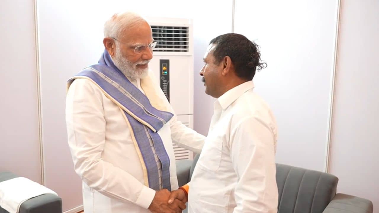 PM Modi: ১৪ বছর ধরে খালি পায়ে হেঁটে অবশেষে ইচ্ছাপূরণ, প্রধানমন্ত্রীর সঙ্গে দেখা রামপালের