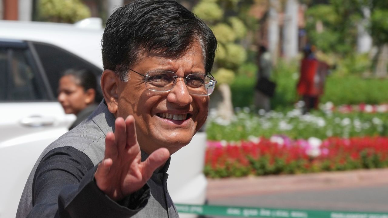 Trade War: 'গান-পয়েন্টে কোনও আলোচনা নয়', শুল্ক-যুদ্ধ নিয়ে বড় বার্তা বাণিজ্যমন্ত্রীর Trade War: 'গান-পয়েন্টে কোনও আলোচনা নয়', শুল্ক-যুদ্ধ নিয়ে বড় বার্তা বাণিজ্যমন্ত্রীর