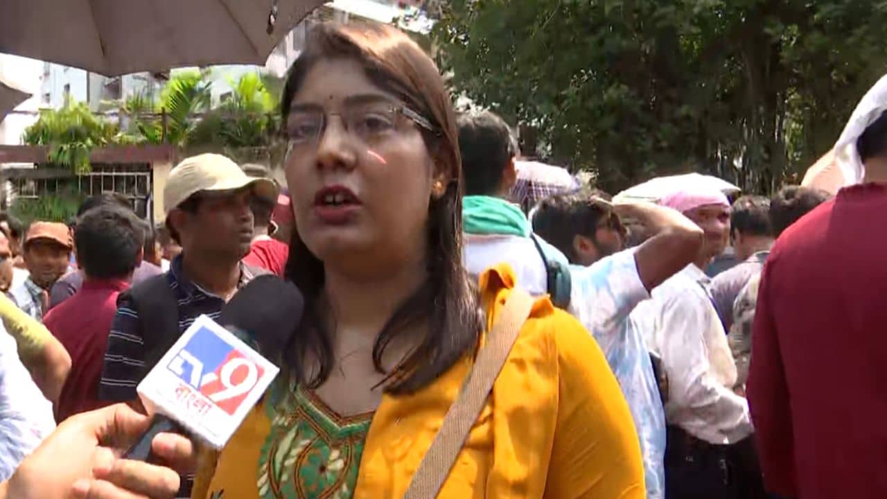 Teachers Meeting: হাইকোর্টে মামলা লড়ে চাকরি পেয়েছিলেন প্রিয়াঙ্কা, মমতার সভায় ঢুকতেই পারলেন না