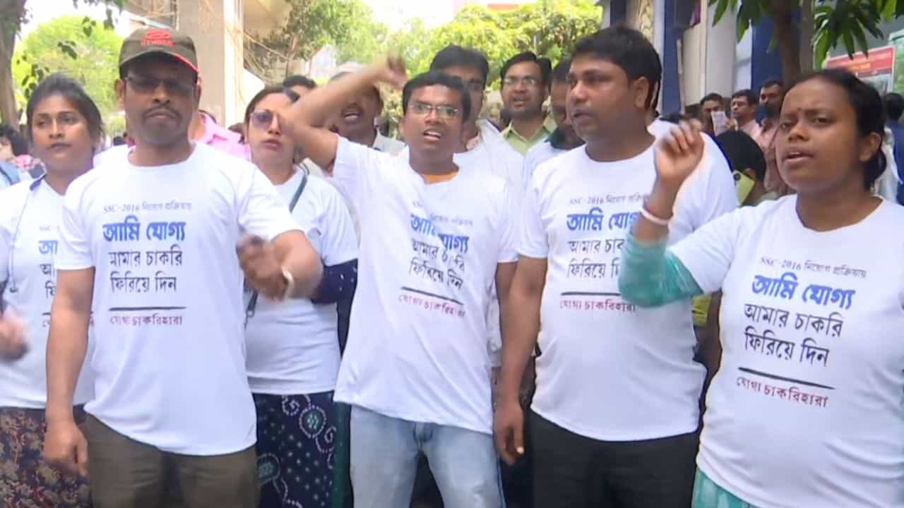 SSC Meeting: সোমবারই আপলোড হবে যোগ্য-অযোগ্য লিস্ট, ব্রাত্যর বৈঠক শেষে দাবি চাকরিহারাদের SSC Meeting: সোমবারই আপলোড হবে যোগ্য-অযোগ্য লিস্ট, ব্রাত্যর বৈঠক শেষে দাবি চাকরিহারাদের